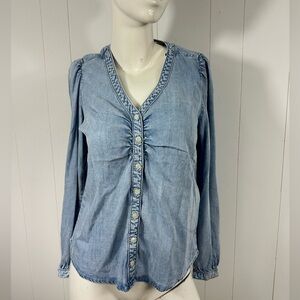 NWT Levis Womens Size XS Blue Denim Jean Shirt Soft Lyocell Button Up Vneck Top